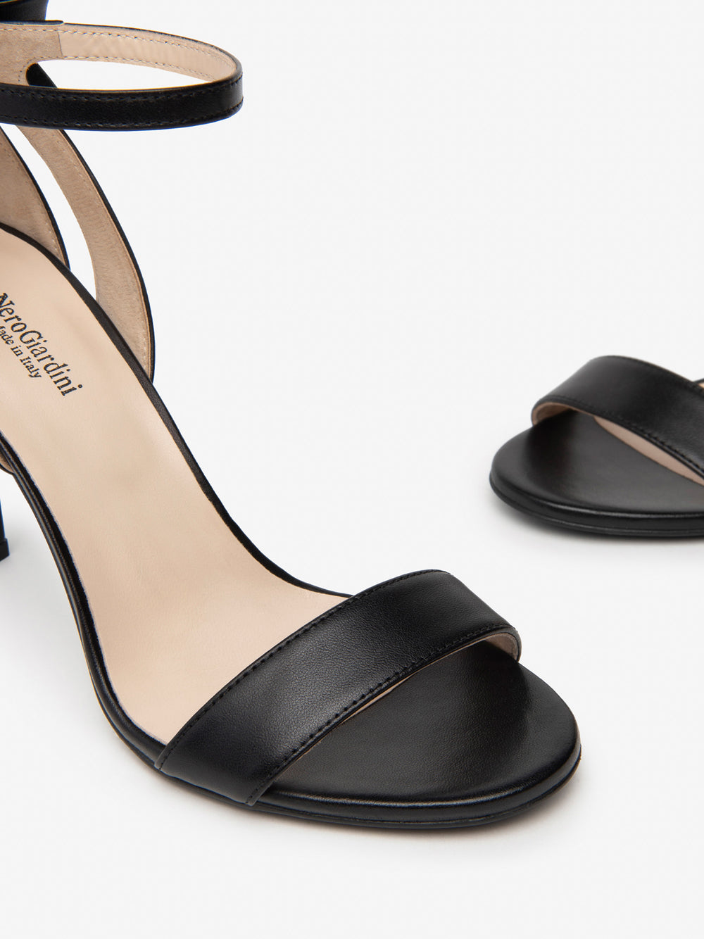 NERO GIARDINI Sandali con tacco Donna - Nero modello E410111DE