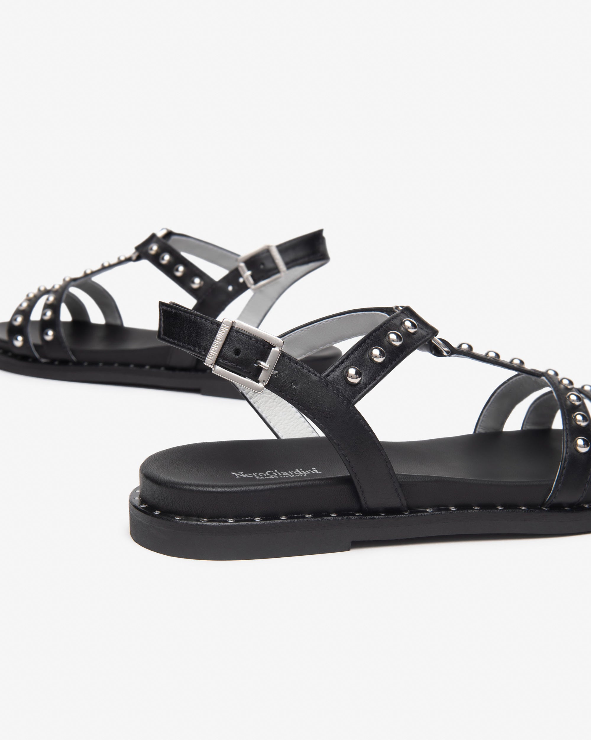 NERO GIARDINI Sandali con borchie Donna - Nero modello E513480D