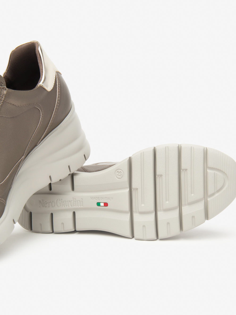 NERO GIARDINI Sneakers con zeppa Donna - Platino modello I514121D