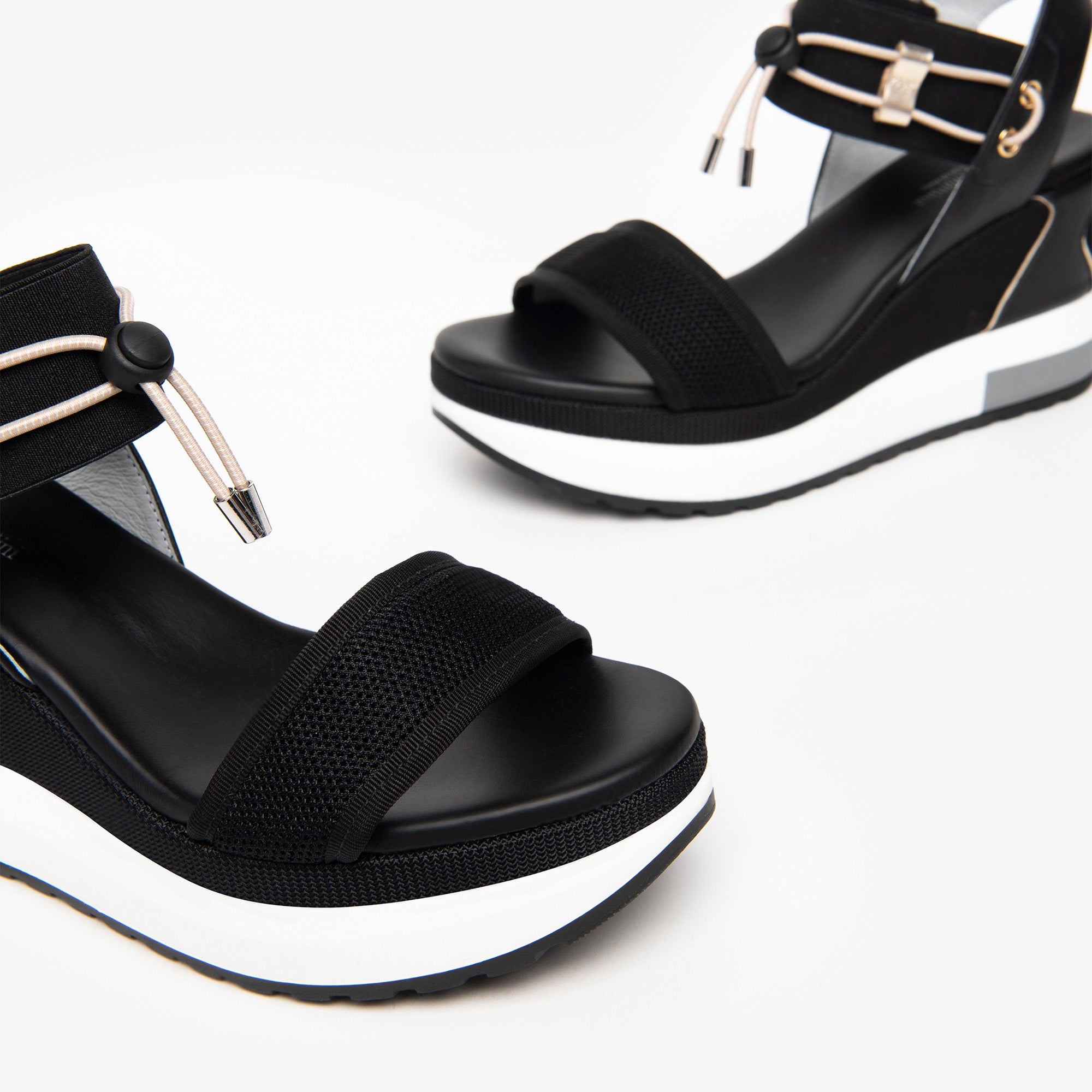 NERO GIARDINI Sandali con zeppa Donna - Nero modello E307753D