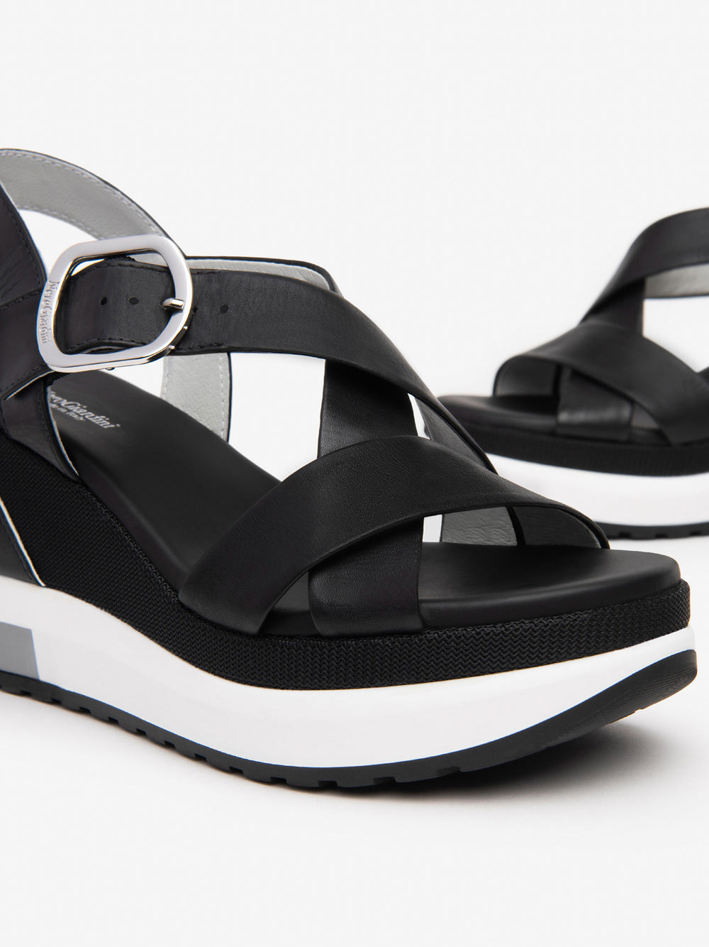 NERO GIARDINI Sandali con zeppa Donna - Nero modello E513604D