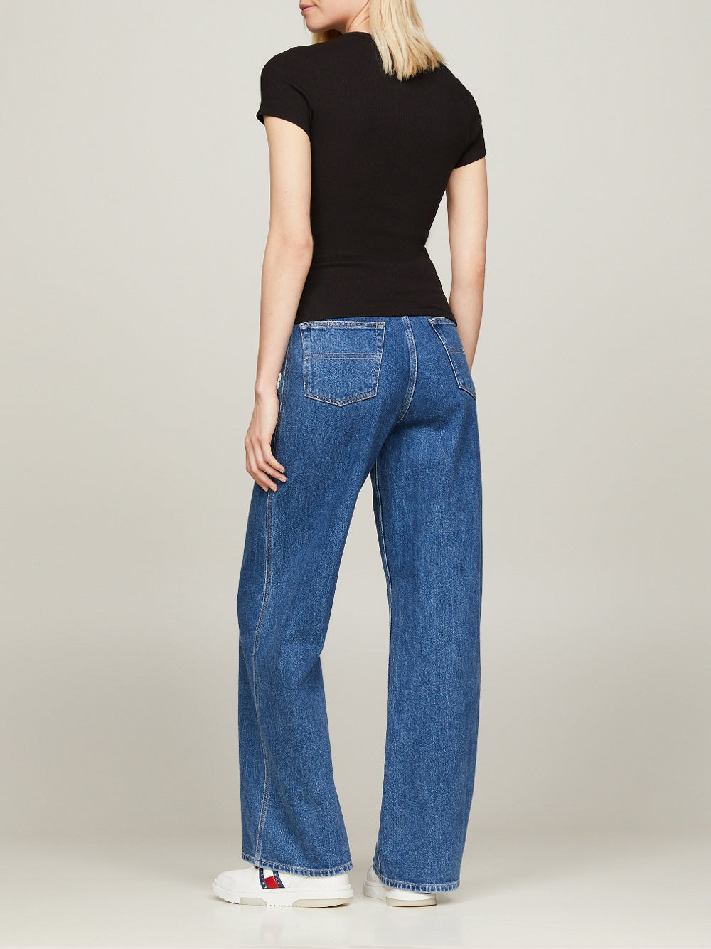 TOMMY HILFIGER T-shirt Donna - Black modello DW0DW17881BDS