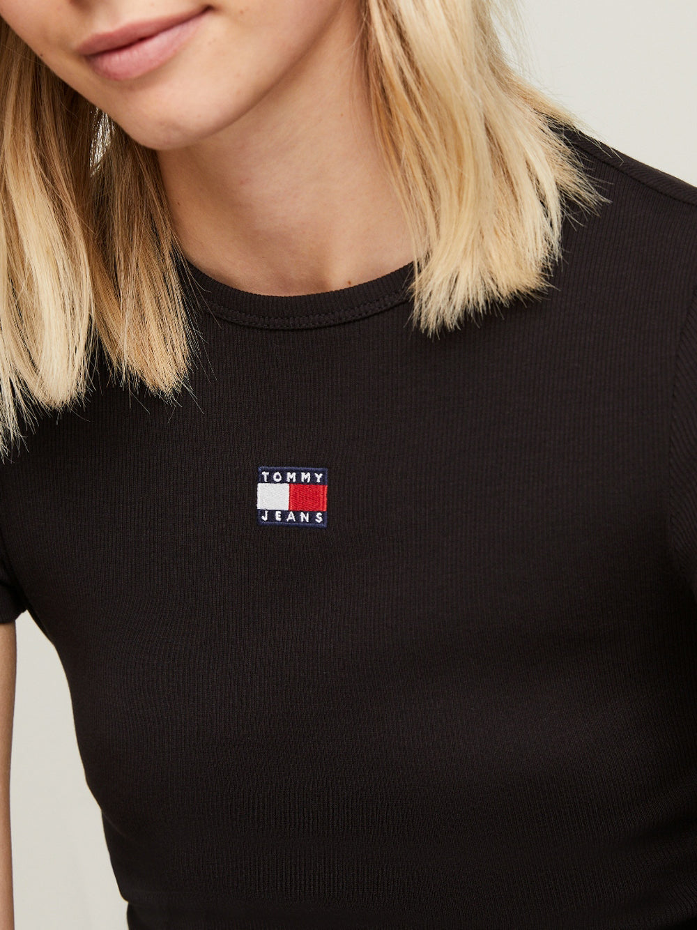 TOMMY HILFIGER T-shirt Donna - Black modello DW0DW17881BDS